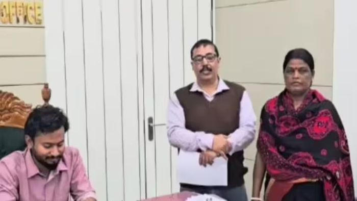 আসানসোলের বিএলওকে সম্মানিত করল প্রশাসন।-ফাইল ছবি