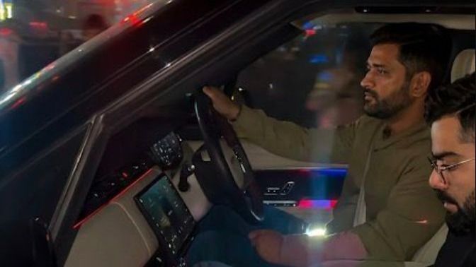 কোহলিদের সঙ্গে ডিনার পার্টি ধোনির, কোথায় গম্ভীর? মিমের বন্যা 