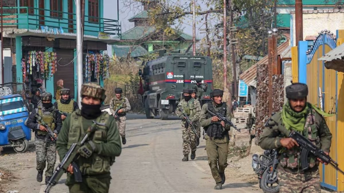 জম্মু-কাশ্মীরে সেনা অভিযানে কোণঠাসা জঙ্গিরা, খাবার চেয়ে দরজায় কড়া