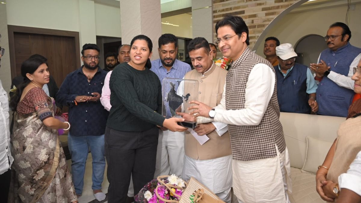 রিচা ঘোষের বাড়িতে শুভেন্দু , বিশ্বকাপ জয়ীকে দিলেন ৫ লক্ষের চেক