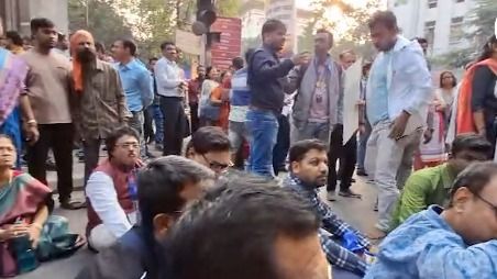 শুক্রে সতর্ক করেছিল EC, শনিতে পুলিশের সামনেই CEO-র গাড়ি ঘিরে বিক্ষোভ তৃণমূলপন্থী BLO-দের