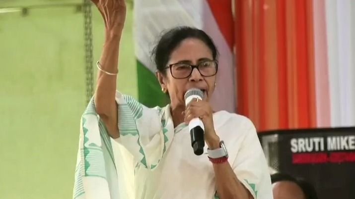 প্রথমে 'না', পরে 'হ্যাঁ', ওয়াকফ আইন নিয়ে ধরে ধরে ব্যাখ্যা দিলেন মমতা