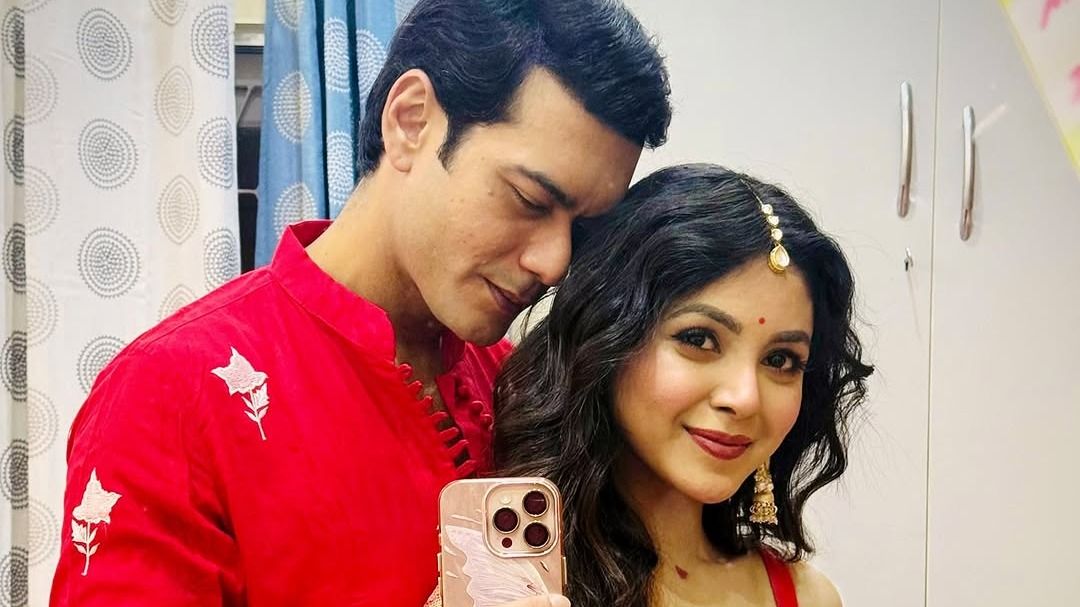 বিয়ের ৮ মাসের মধ্যেই তৃতীয় ব্যক্তির আগমনে দূরত্ব? অভিষেক, শার্লিকে নিয়ে নয়া গুঞ্জন 