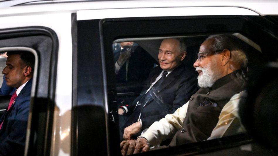 ফরচুনারে পুতিন-মোদী, নিছকই কাকতালীয়, নাকি গভীর কূটনৈতিক চাল? জানুন ফরচুনারে পুতিন-মোদী, নিছকই কাকতালীয়, নাকি গভীর কূটনৈতিক চাল? জানুন