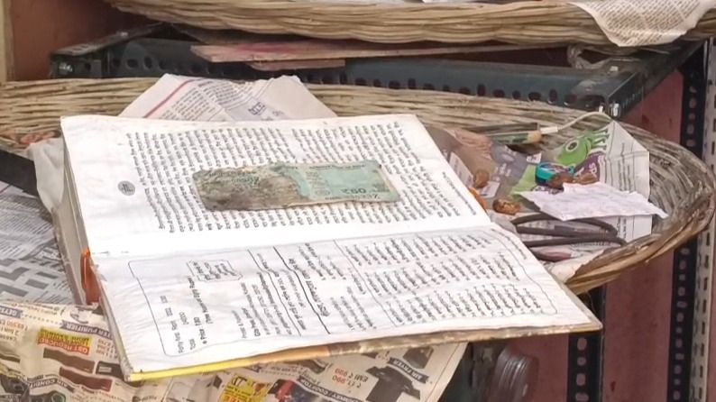 পরপর ৪ দোকানে চুরি, গীতা নিয়ে এই কাজ করে পালাল 'ধার্মিক চোর' 