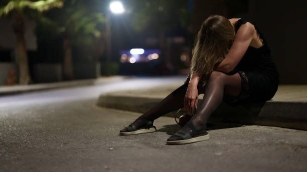 শিলিগুড়িতে পাবের সামনে তরুণীর তাণ্ডব, ‘বয়ফ্রেন্ড' খুঁজে না পেয়ে গাড়ি ভাঙচুর