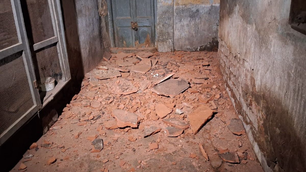 ফের বউবাজারে বাড়ির চাঙড় ভেঙে আহত ১, মেট্রোর কাজকে দুষছেন স্থানীয়রা 