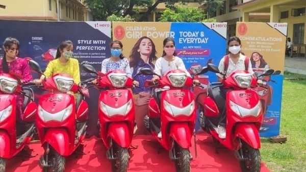 বিরাট সিদ্ধান্ত মুখ্যমন্ত্রীর, উচ্চমাধ্যমিকে ৮০ শতাংশ নম্বর প্রাপকদের দেওয়া হচ্ছে স্কুটার