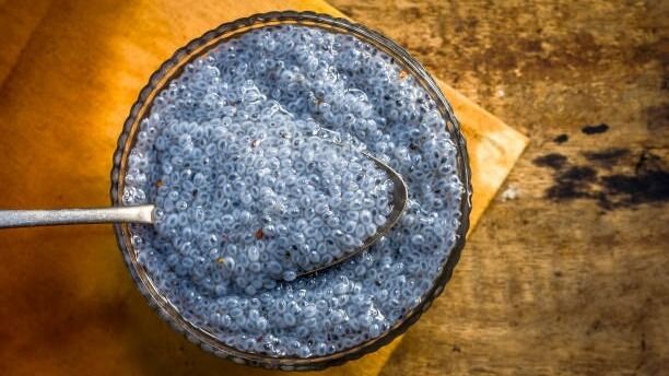 ৯০% মানুষ এই ভুল করেন! চিয়া বীজ খাওয়ার সময় এগুলো না জানলে উল্টে ক্ষতি 