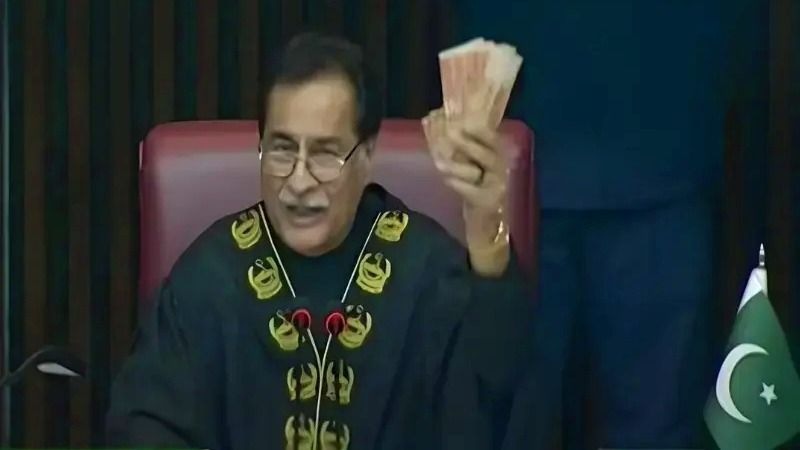 পাকিস্তানের সাংসদরা কত ভিখিরি ও লোভী? নোটের বান্ডিল নিয়ে 'খেয়োখেয়ি' VIRAL