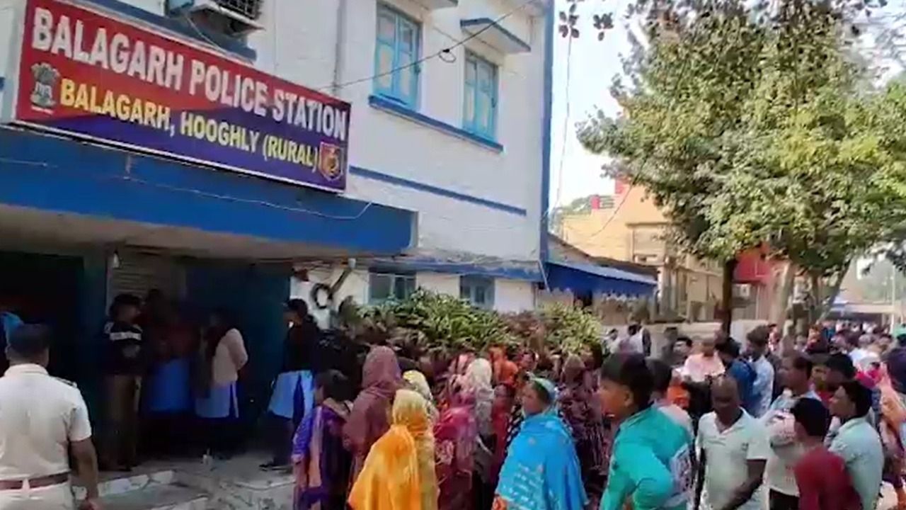 রাতে পুলিশ তুলে নিয়ে যায়, সকালে রেললাইনে মিলল যুবকের দেহ, বলাগড় থানায় ধুন্ধুমার