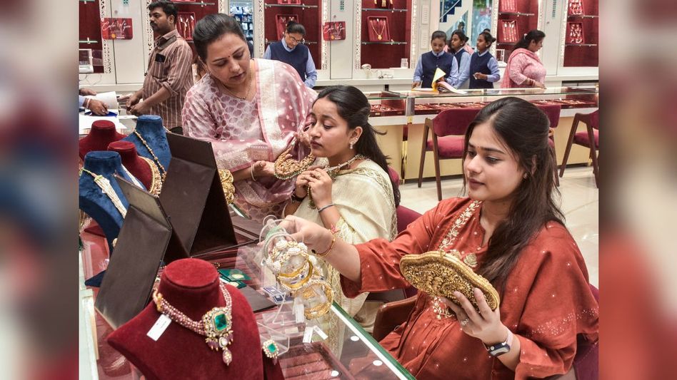 আচমকা ইতিহাস গড়ল সোনার দাম, আজকের দাম কত? আচমকা ইতিহাস গড়ল সোনার দাম, আজকের দাম কত?