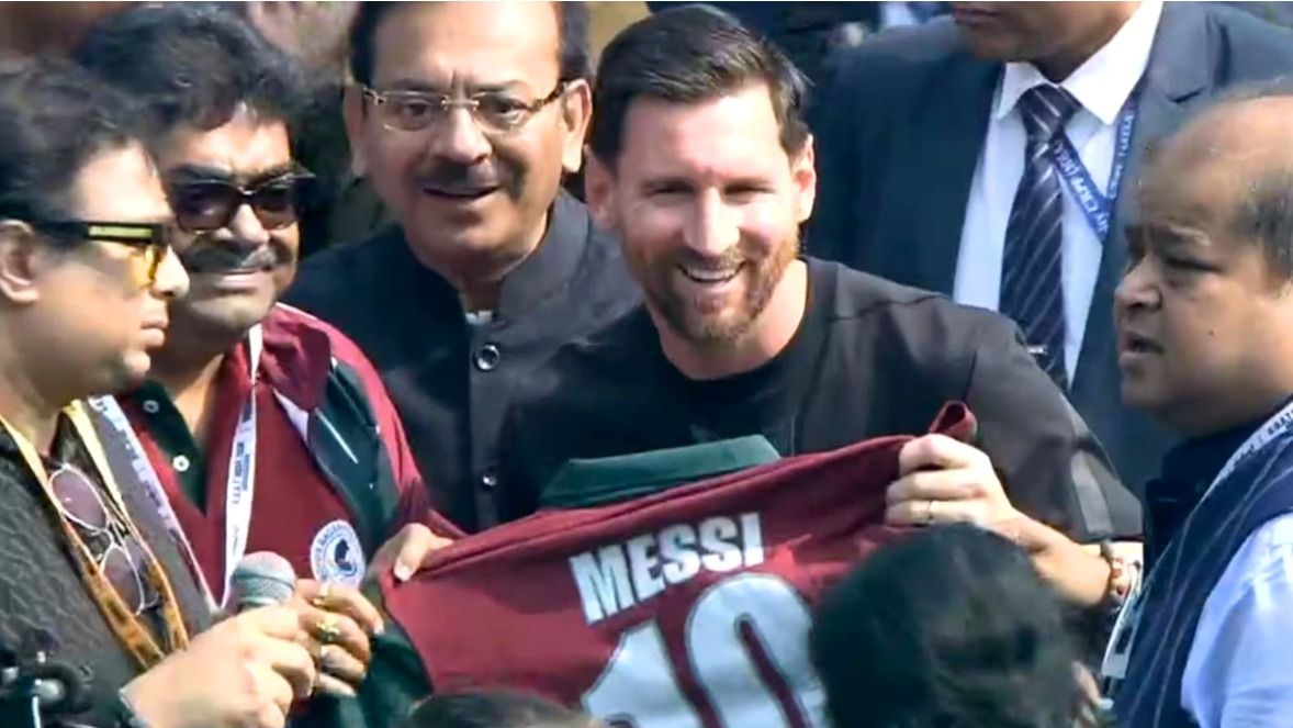 মেসি মাঠ ছাড়তেই কার্যত রণক্ষেত্রের চেহারা নেয় যুবভারতী ক্রীড়াঙ্গন।-ফাইল ছবি