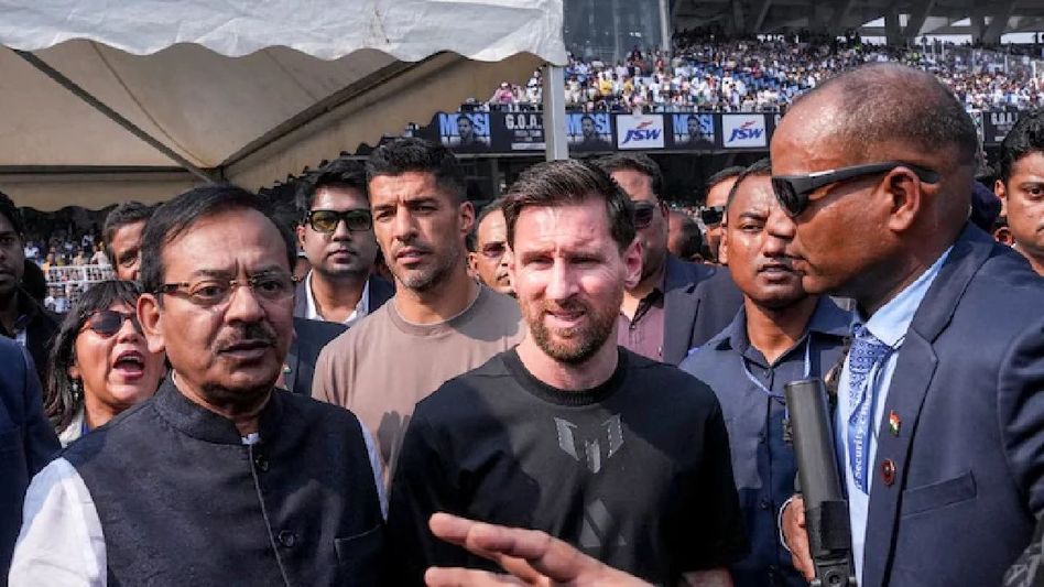 Lionel Messi - 'মাঠে লোকজন ঘিরে ধরতেই মেসি বিরক্ত হয়ে পড়েন', সল্টলেকের 'প্রকৃত ঘটনা' ফাঁস - Lionel Messi lost his cool Former India midfielder Lalkamal Bhowmick recalls Kolkata chaos - Aaj ...
