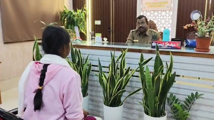 'বিয়ে করব না', থানায় পৌঁছল স্কুলছাত্রী, আজীবন পড়াশোনার দায়িত্ব নিল পুলিশ