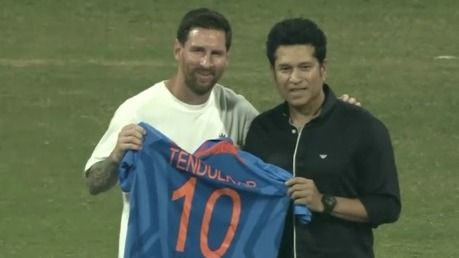 মেসিকে জার্সি উপহার সচিনের