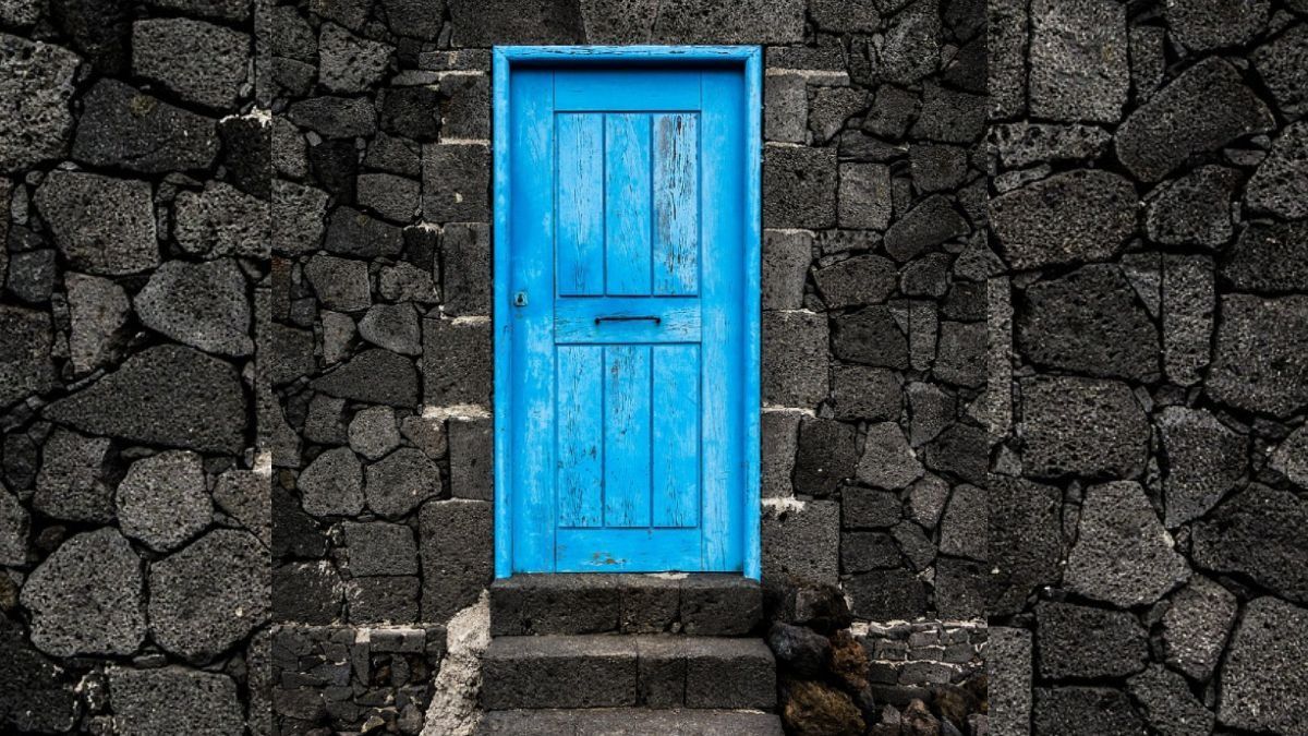 হাতে টাকা আসতে না আসতেই খরচ, বাড়ির দরজার কাছে এগুলো নেই তো?