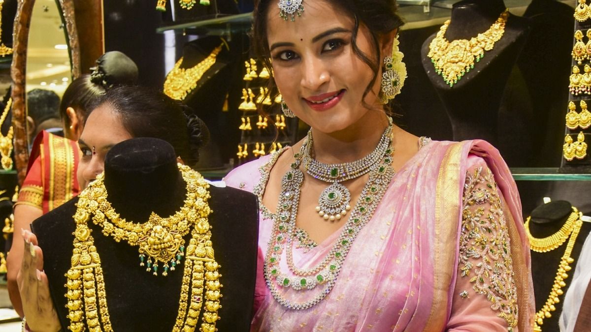 বিরাট সস্তা হল সোনা, আজ এক ভরির দাম কত? 