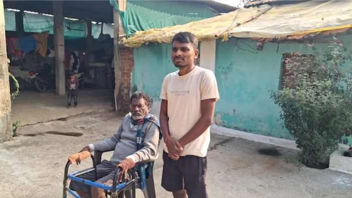 ভাঙা শরীর ও মানসিক যন্ত্রণাই এখন তাঁর নিত্যসঙ্গী।