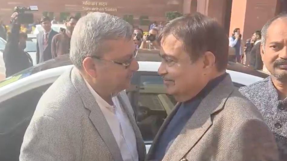 সংসদে গডকরিকে দাঁড় করিয়ে SIR নিয়ে কী বললেন কল্যাণ? হাসিতে ফেটে পড়ল চত্বর সংসদে গডকরিকে দাঁড় করিয়ে SIR নিয়ে কী বললেন কল্যাণ? হাসিতে ফেটে পড়ল চত্বর