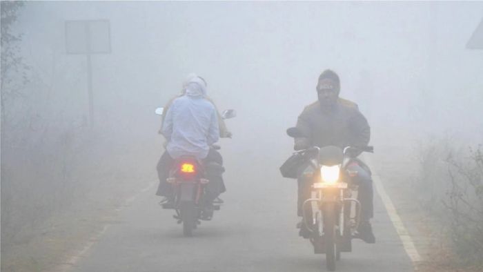 কুয়াশায় বাইক চালানো