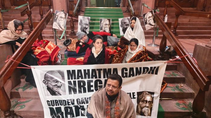 তৃণমূলের ধরনা