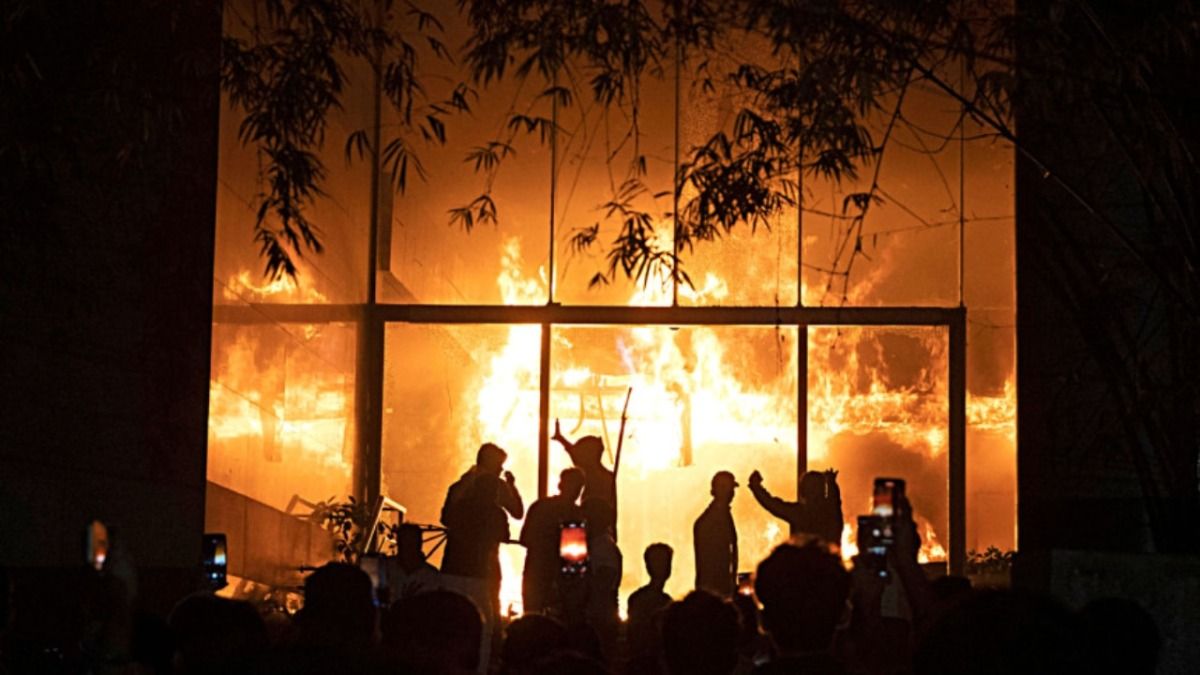 'ভয় পাব না, ঝুঁকবও না', ভাঙচুর-অগ্নিসংযোগের পর প্রথম প্রতিক্রিয়া ডেইলি স্টারের