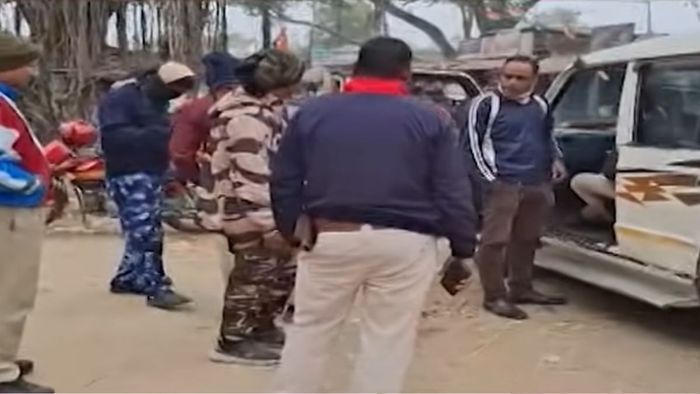 SIR সংক্রান্ত একটি পথসভাকে ঘিরে তৃণমূলের দুই গোষ্ঠীর সংঘর্ষে রীতিমতো উত্তপ্ত হয়ে উঠল এলাকা।