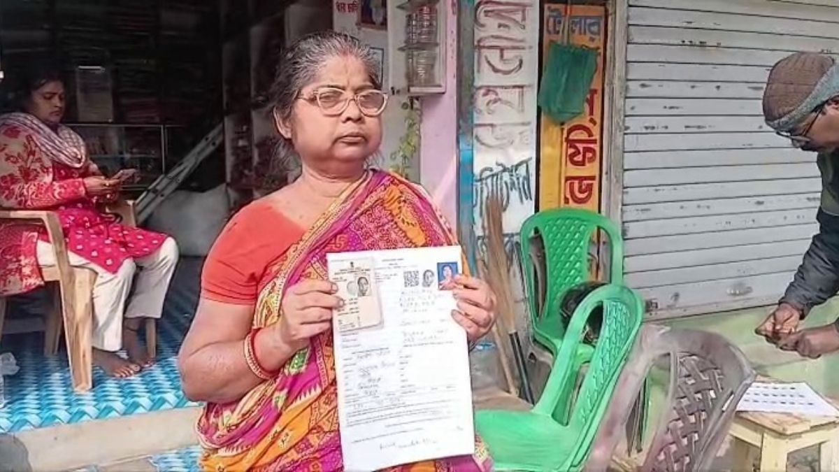 বুথের মৃত ভোটারদের তালিকায় নিজের নাম দেখে বাকরুদ্ধ হয়ে পড়েন তিনি।
