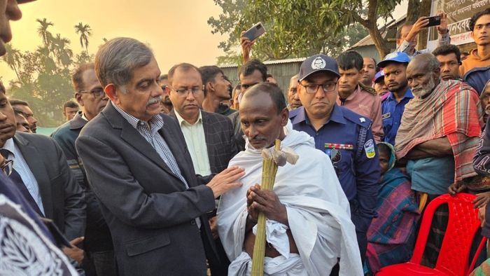 শিক্ষা উপদেষ্টা অধ্যাপক সি আর আবরার ময়মনসিংহে দীপু দাসের পরিবারের সঙ্গে দেখা করেন।-ফাইল ছবি