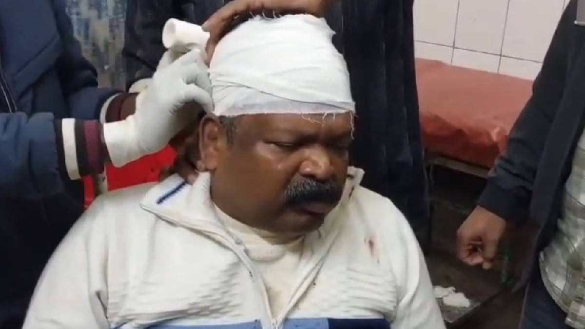 পুরুলিয়া পৌরসভার অপসারিত পৌরপ্রধানকে লাঠি দিয়ে মাথায় আঘাত, গুরুতর জখম 