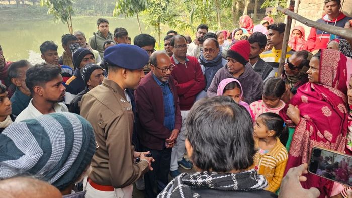 মৃত শ্রমিকের বাড়িতে পুলিশ