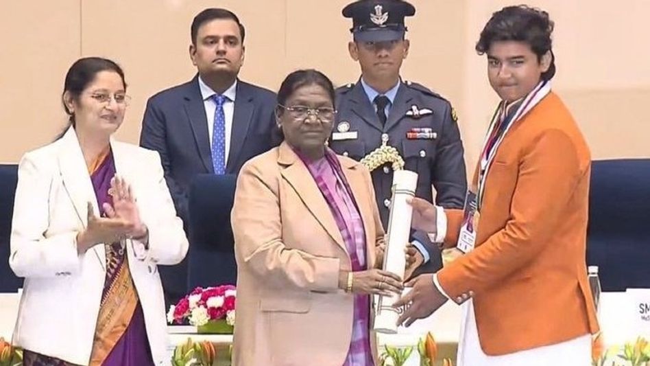 বৈভবকে বিশেষ পুরস্কার, ওয়ান্ডার কিডকে কী দিলেন রাষ্ট্রপতি? বৈভবকে বিশেষ পুরস্কার, ওয়ান্ডার কিডকে কী দিলেন রাষ্ট্রপতি?