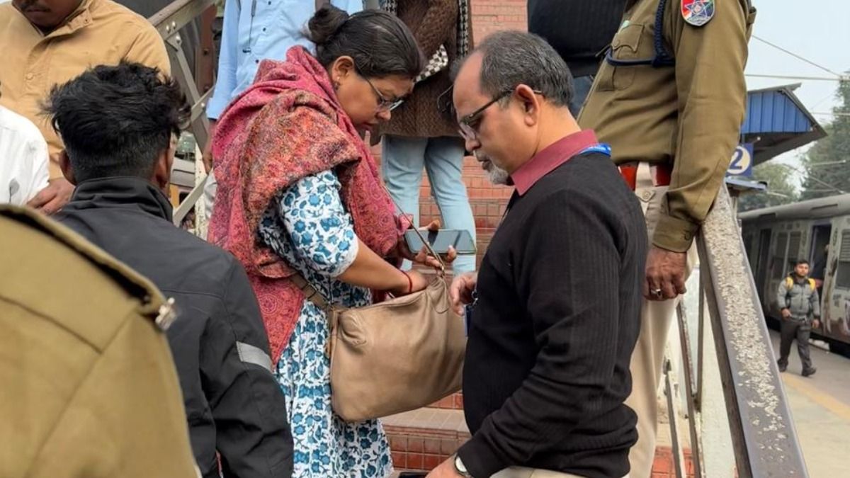 বিনা টিকিটে ট্রেনে চড়লেই বিপদ, শিয়ালদা-বারাসত সেকশনে অ্যাকশনে রেল