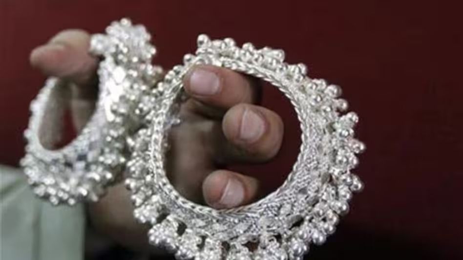 আচমকাই ১৮ হাজার টাকা সস্তা রুপো, বছরের শেষ দিনের Silver Rate জানুন আচমকাই ১৮ হাজার টাকা সস্তা রুপো, বছরের শেষ দিনের Silver Rate জানুন