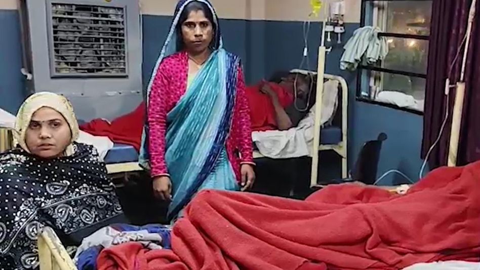 পুরসভার জলে বিষক্রিয়ায় অন্তত ৭ জনের মৃত্যু, হাসপাতালে শতাধিক পুরসভার জলে বিষক্রিয়ায় অন্তত ৭ জনের মৃত্যু, হাসপাতালে শতাধিক