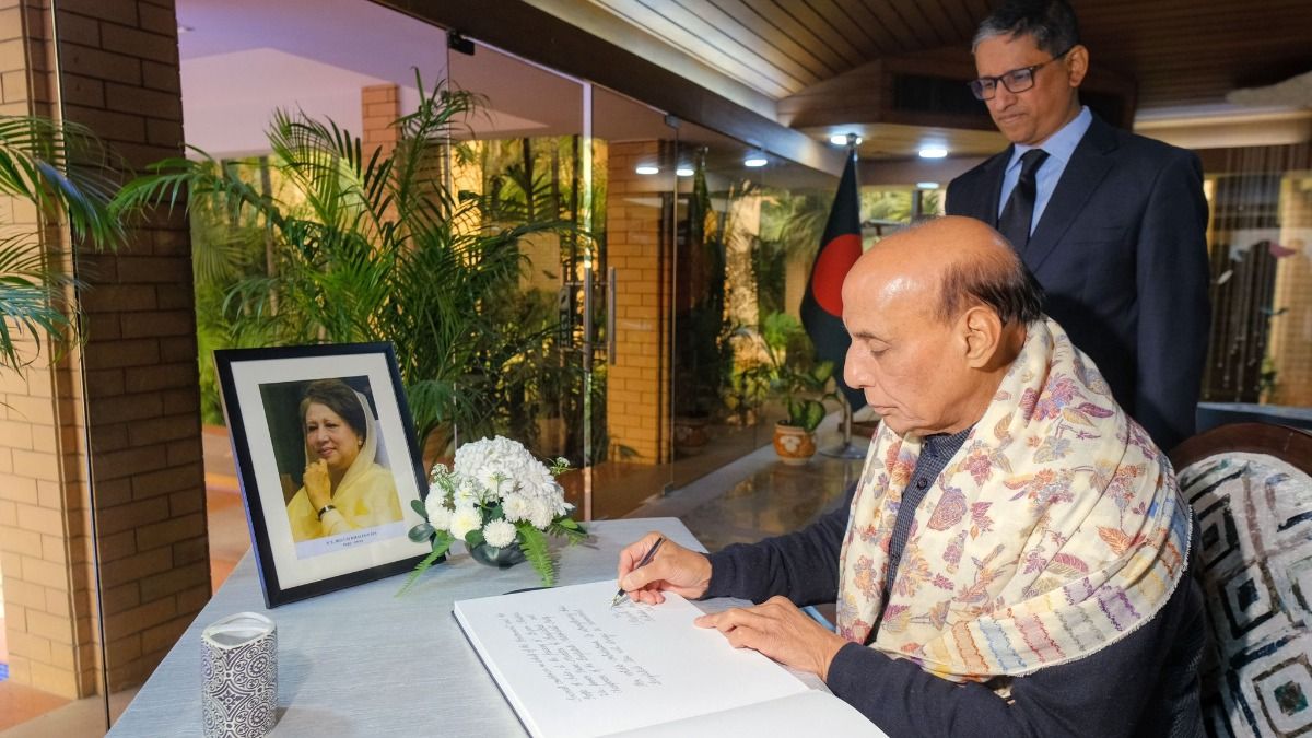 হঠাৎ দিল্লির বাংলাদেশ হাইকমিশনে প্রতিরক্ষামন্ত্রী রাজনাথ সিং, কেন?