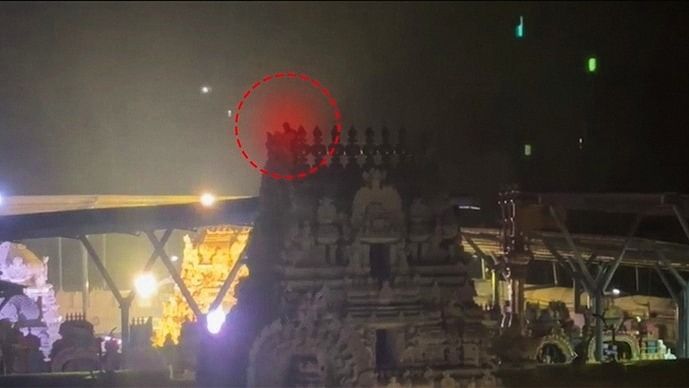  'মদের বোতল না দিলে নামব না,' তিরুপতি মন্দিরের মাথায় চড়ে বসলেন 'মাতাল', তারপর...