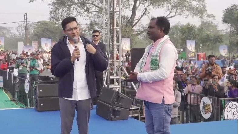 সরাসরি জনতার অভাব শুনলেন,  দিলেন আশ্বাস, আলিপুরদুয়ারে অভিষেকের 'দরবার'