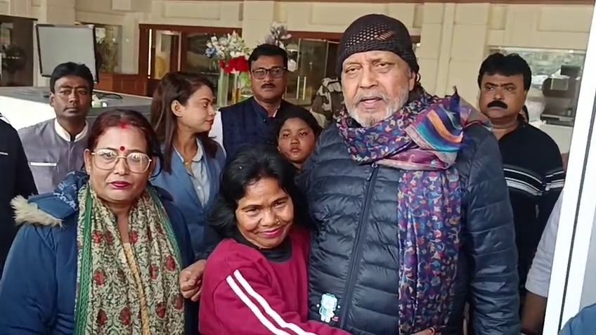 মিঠুন চক্রবর্তীকে ফল খেতে ১,০০০ টাকা দিলেন কোচবিহারের মহিলা, Viral ছবি