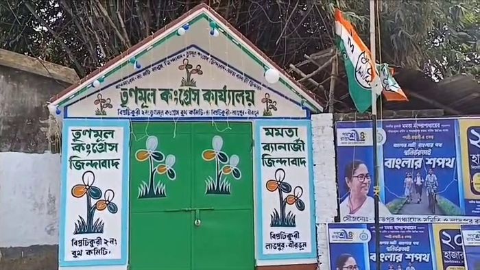 যাত্রী প্রতিক্ষালয় দখল তৃণমূলের