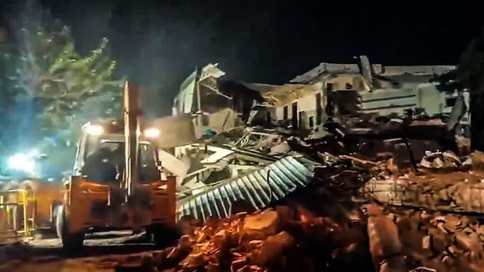 মসজিদের জমিতে মাঝরাতে বুলডোজার অ্যাকশন, ইট-কাঁদানে গ্যাস, রণক্ষেত্র দিল্লি, VIDEO