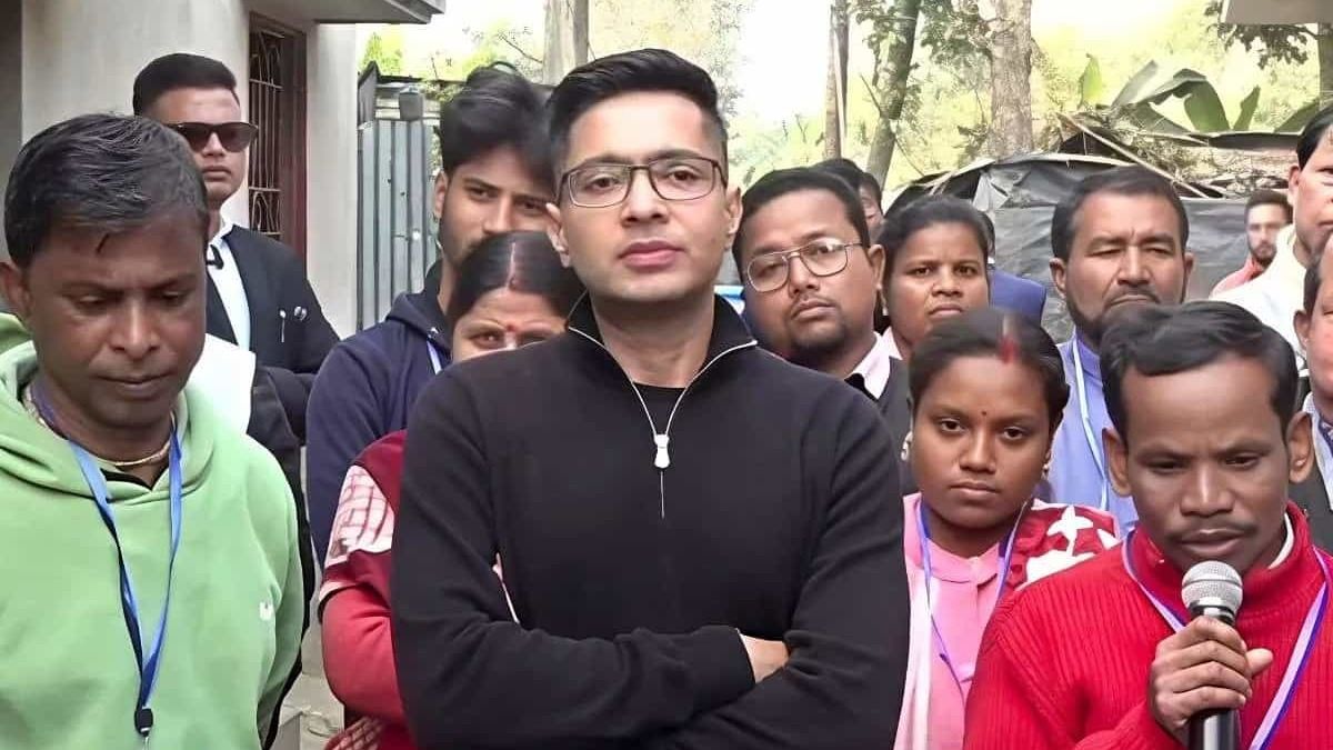 তপনে পরিযায়ী শ্রমিকের বাড়িতে অভিষেক।-ফাইল ছবি