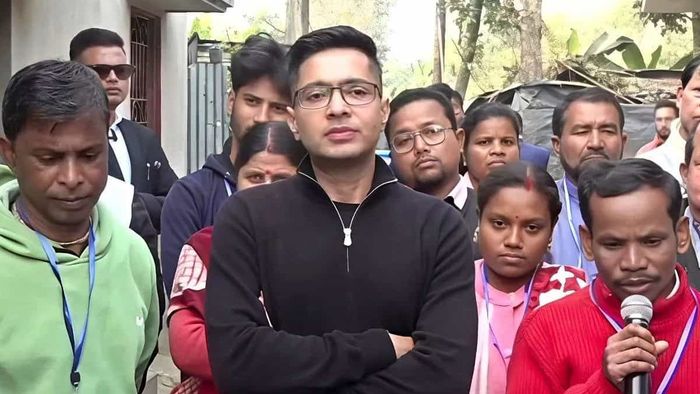 তপনে পরিযায়ী শ্রমিকের বাড়িতে অভিষেক।-ফাইল ছবি