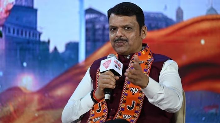 অবৈধ বাংলাদেশি নিয়ে প্রশ্ন ফড়নবিসের