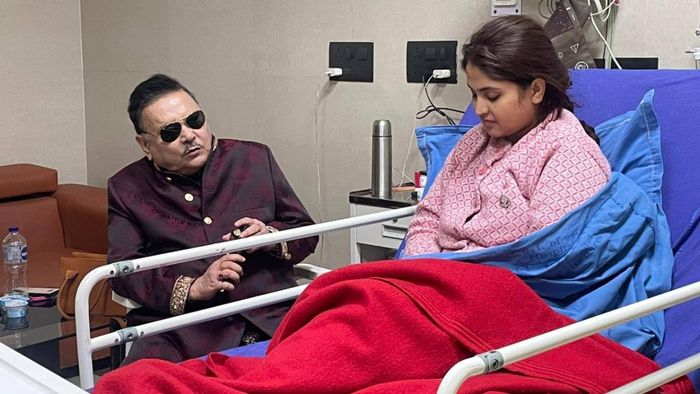 দেবলীনাকে দেখতে মদন মিত্র