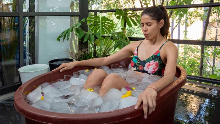 বরফ স্নান, যা ঠান্ডা জলে নিমজ্জন নামেও পরিচিত, একটি থেরাপিউটিক অনুশীলন যার মধ্যে বরফ-ঠান্ডা জলে সংক্ষিপ্ত সময়ের জন্য শরীর ডুবিয়ে রাখা জড়িত।