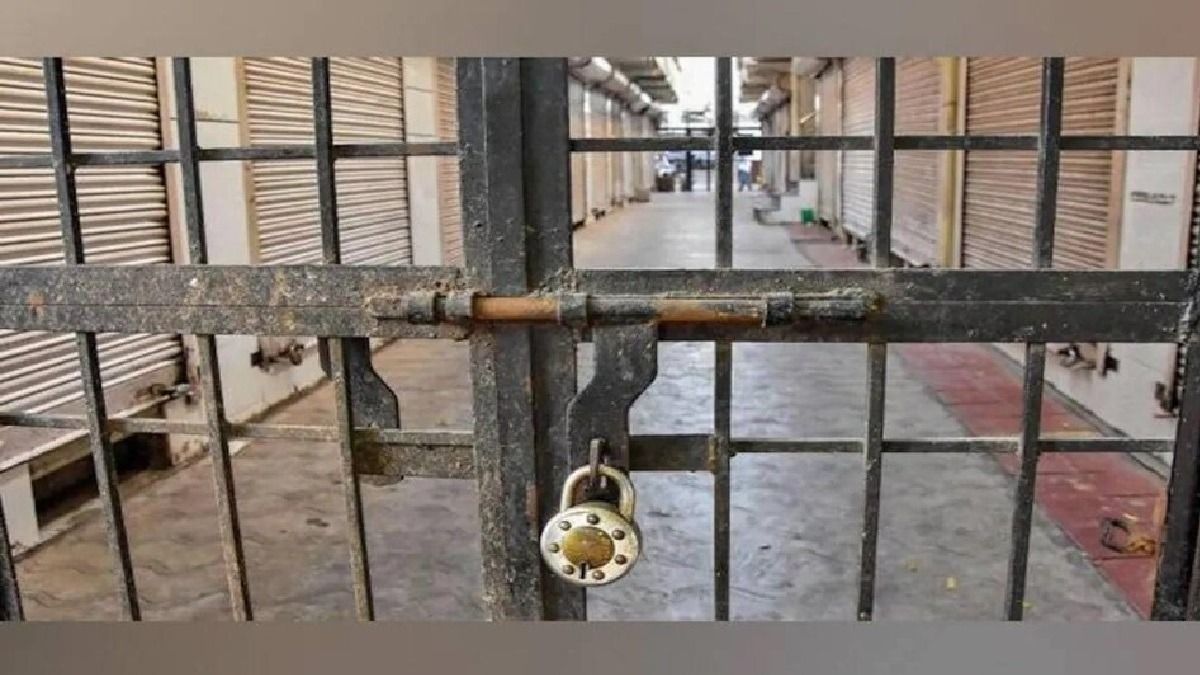 শিশুদের পাতে ডিম নেই? বালুরঘাটে অঙ্গনওয়ারি দিদিকে তালাবন্ধ করে রাখলেন অভিভাবকরা