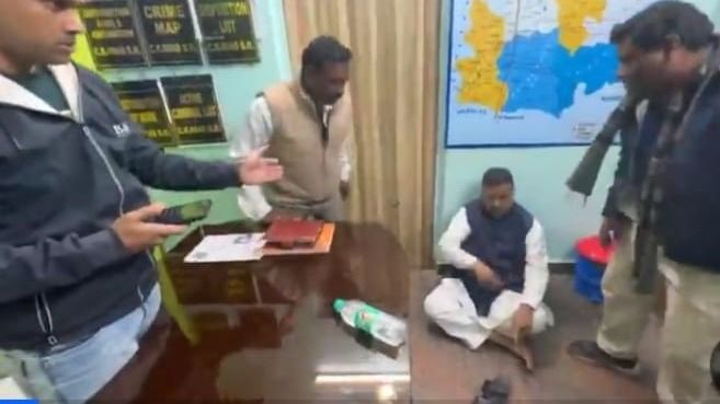 শুভেন্দুর কনভয়ে 'লাঠি নিয়ে হামলা', চন্দ্রকোনা থানায় ধরনা বিরোধী দলনেতার