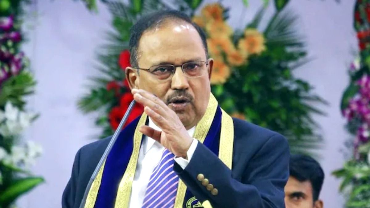 ইন্টারনেট-ফোন ব্যবহার করেন না অজিত দোভাল, নির্দেশ দেন কীভাবে?